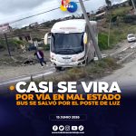 Pésimo estado de la vía casi provoca el vuelco de un bus en la Integración Barrial; un poste evitó una tragedia.