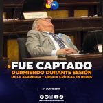 Legislador alterno de la Revolución Ciudadana durmiendo durante una sesión de la Asamblea Nacional