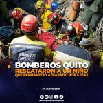 Bomberos de Quito rescatan con vida a niño atrapado cinco días bajo los escombros en Venezuela.