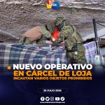 Ejército decomisó celulares, un cuchillo y otros objetos prohibidos durante operativo en la cárcel de Loja.