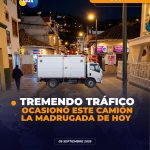 Vehículo estacionado a media calle.